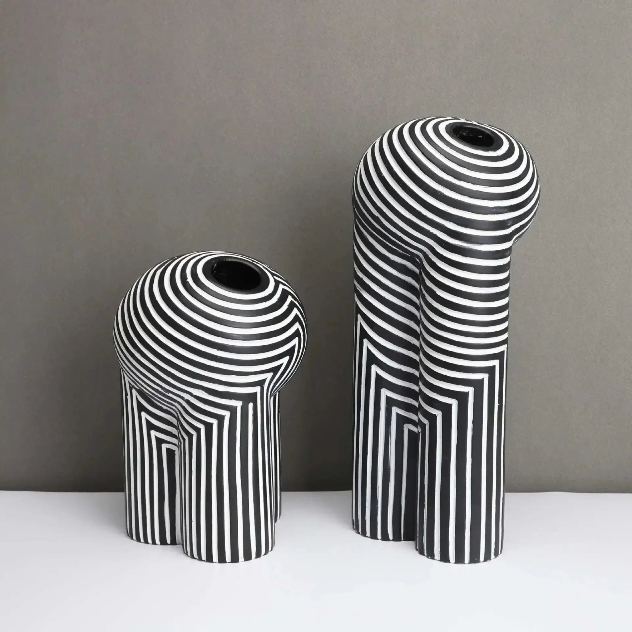 Skonne Linjera Black and White Abstract Resin Vase, Vases, Sculptural